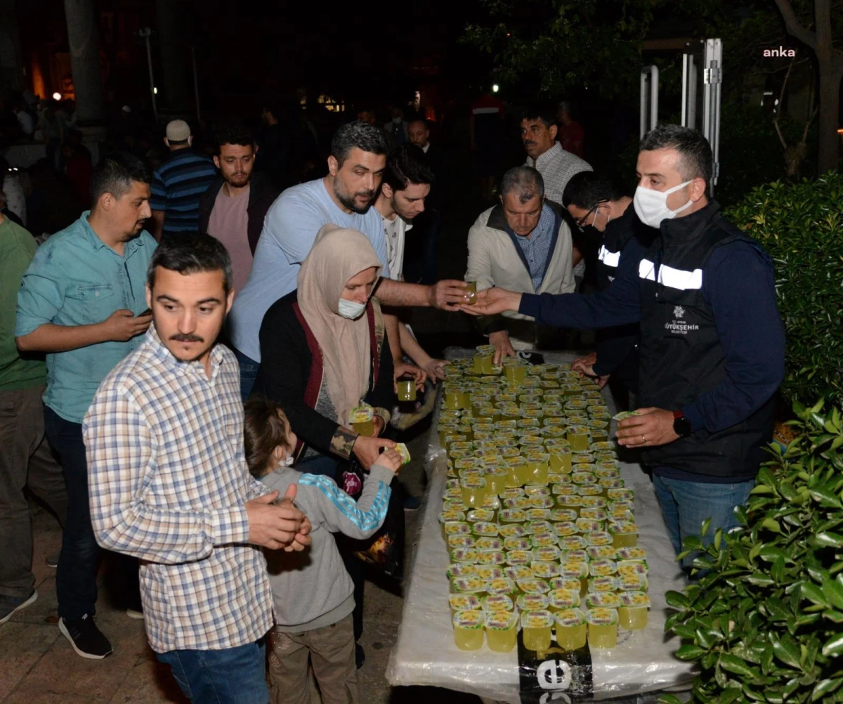Aydın Büyükşehir Belediyesi\'nden Kadir Gecesi\'nde Limonata İkramı