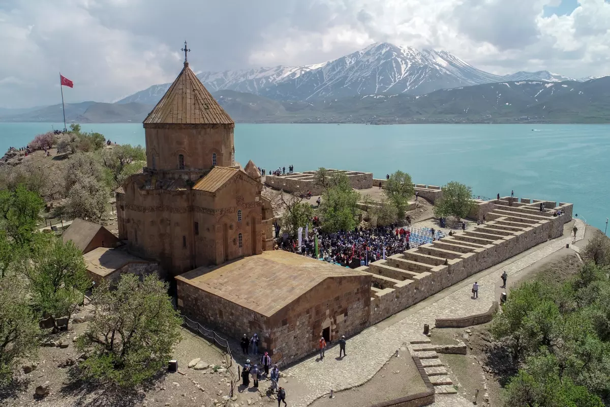 Baharın renklerine bürünen Akdamar Adası\'nda "Badem Çiçeği Festivali" düzenlendi