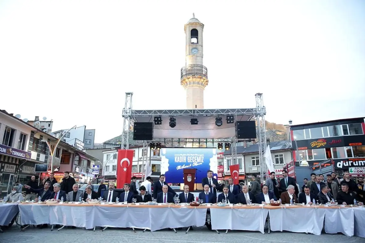 Bakan Bilgin iftarda bin 500 kişilik gönül sofrasına konuk oldu