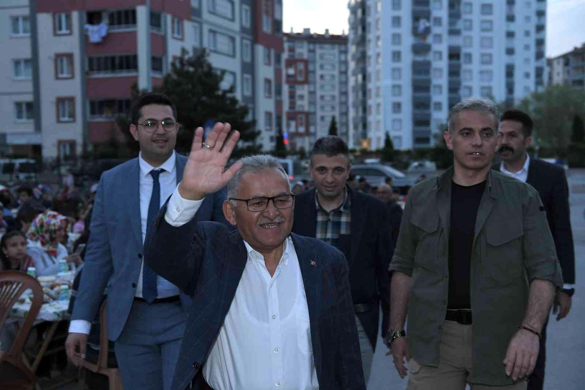 Başkan Büyükkılıç Kadir Gecesi\'nin bereketini vatandaşlarla yaşadı