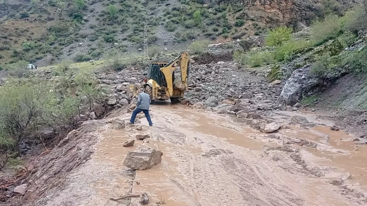 Batman\'da sel ve heyelan, köy yollarını ulaşıma kapattı