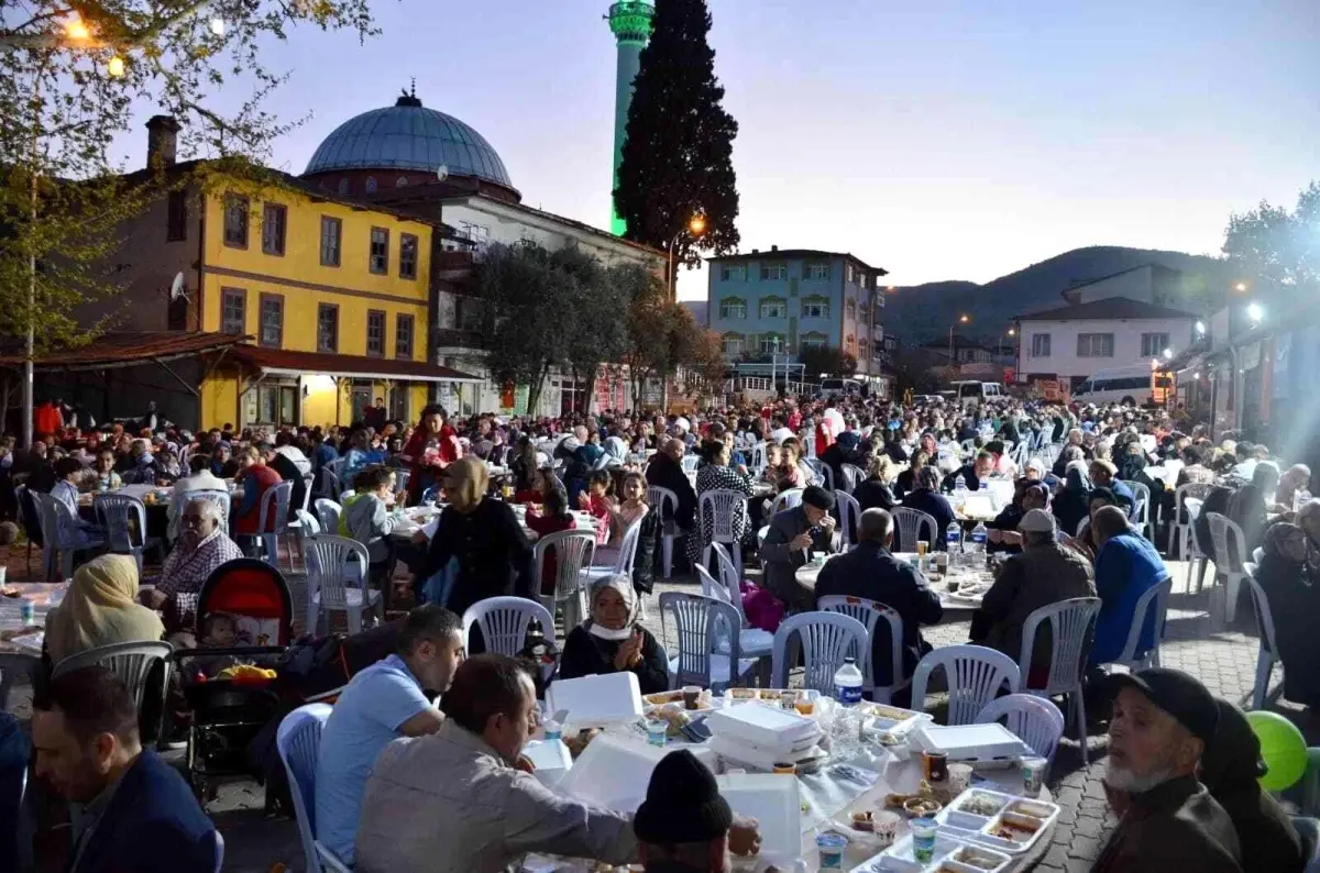 Bayırköy\'da 2 bin kişi aynı iftar sofrasında buluştu