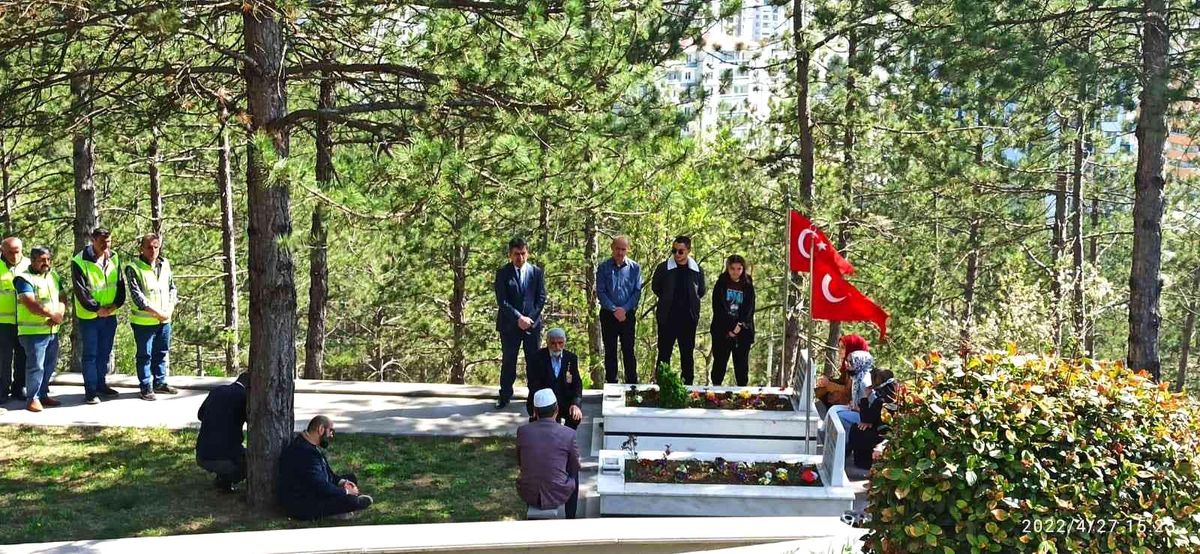 Belediye ekipleri şehitliklerde kabir bakımlarını yaptı