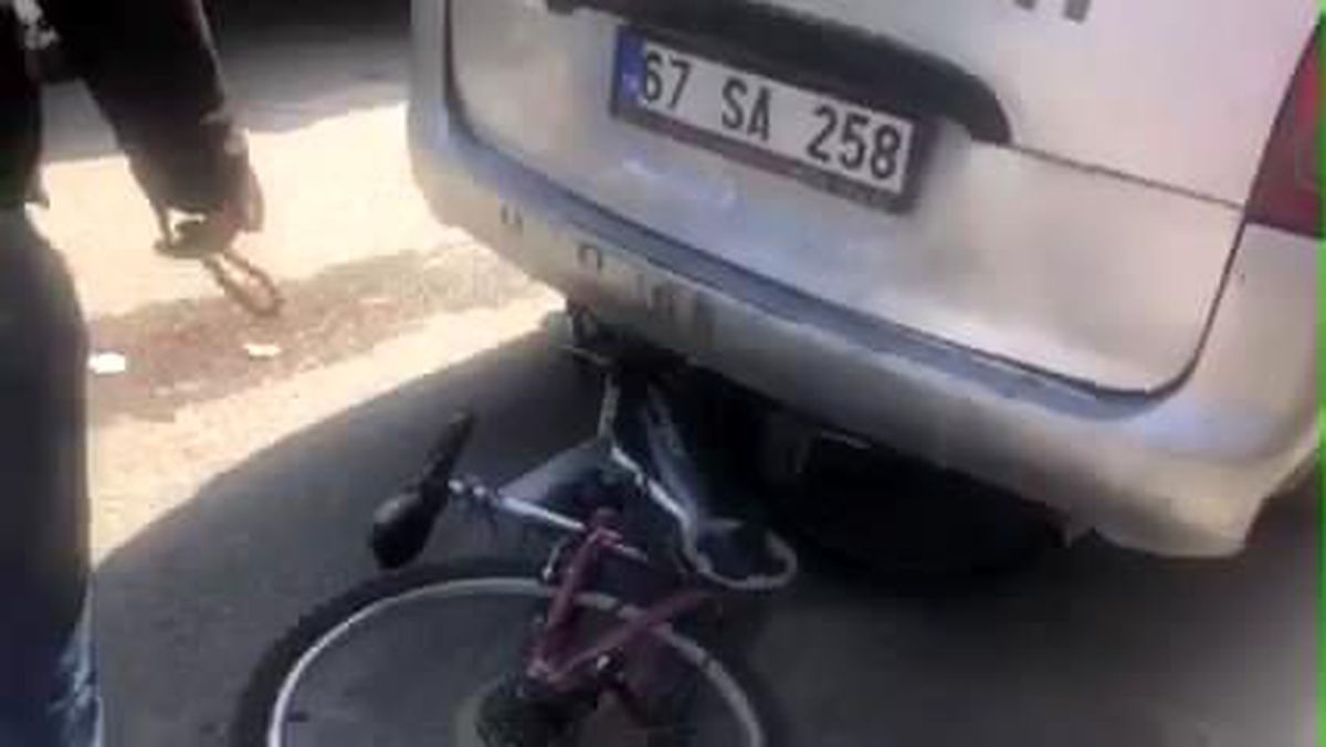 Bisikletli park halindeki araca çarptı: 1 yaralı