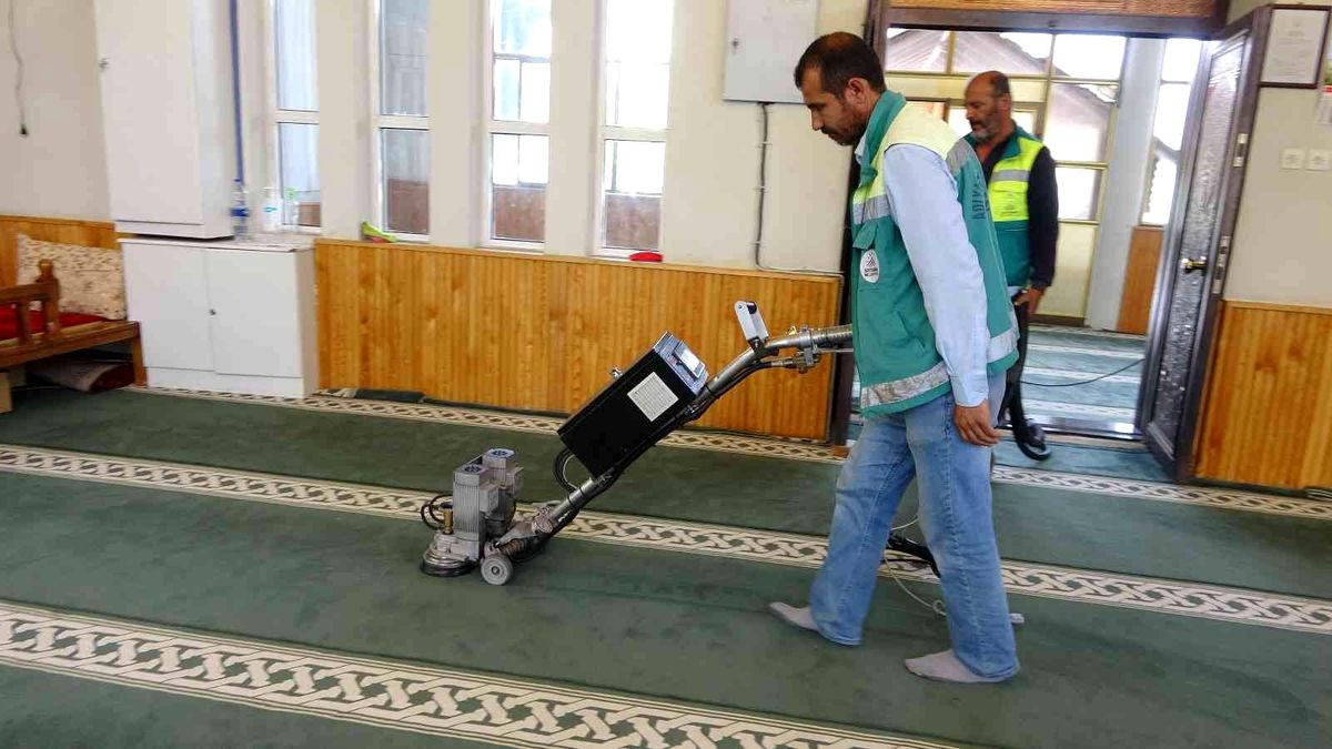 Cami ve türbelerde bayram temizliği