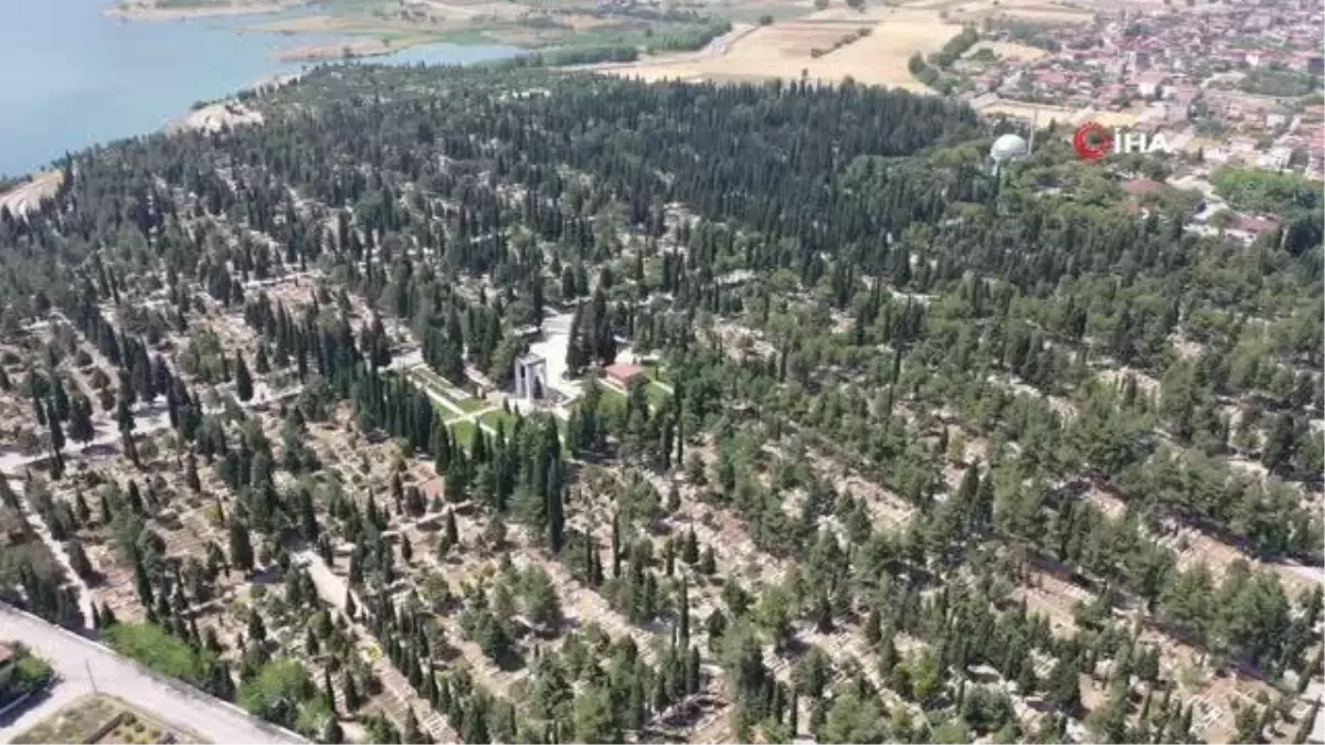 Denizli\'de mezarlıklarda bayram mesaisi... Bayram öncesi şehit mezarlıkları temizlendi