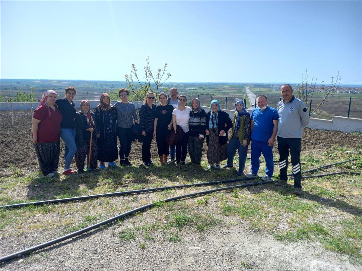 Edirne\'de huzurevi sakinleri meyve sebze yetiştiriyor