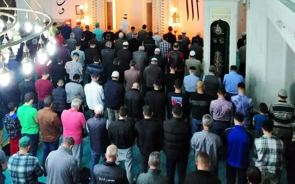 Erdek\'te Kadir Gecesi Piri Reis Camii doldu taştı