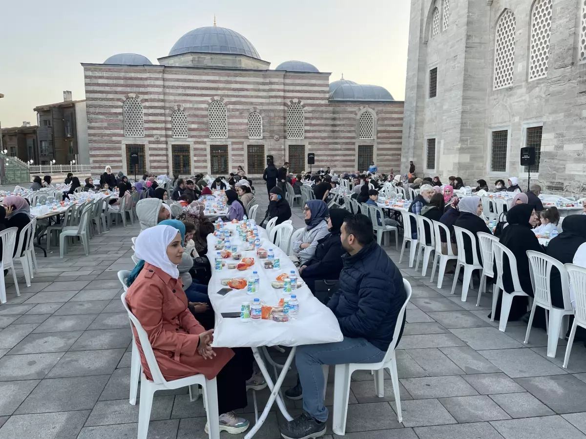 Ev Hanımları Platformu, İstanbul\'un 3 ilçesinde iftar verdi