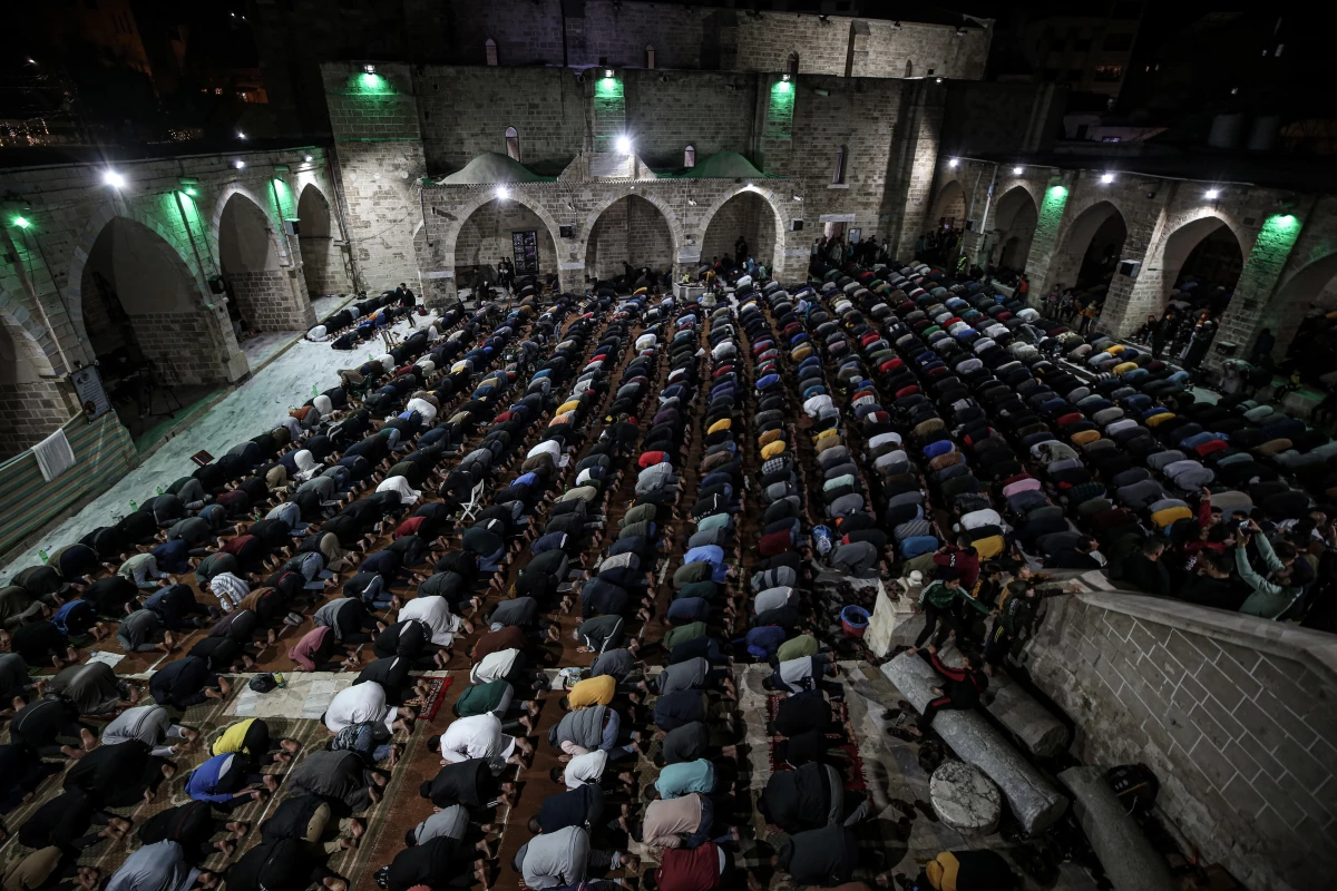 Gazze\'de Büyük Ömeri Camisi\'nde Kadir Gecesi ihya edildi