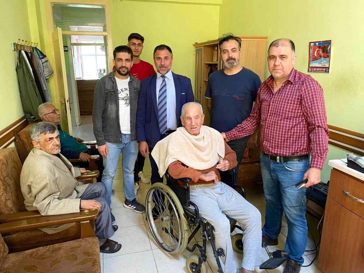 Hatay\'da gönüllü berberler huzurevindeki yaşlıları tıraş etti