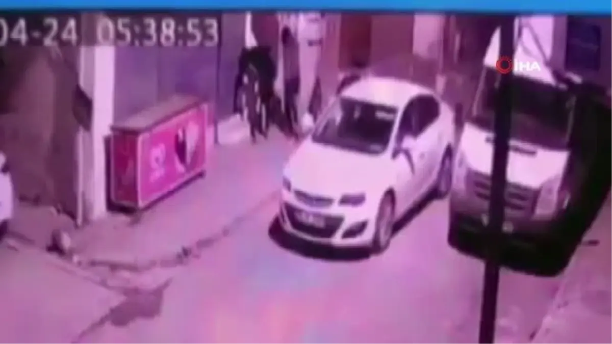 İstanbul\'da hırsızların şoke olduğu soygun girişimi kamerada: Balkondan süpürge fırlattı