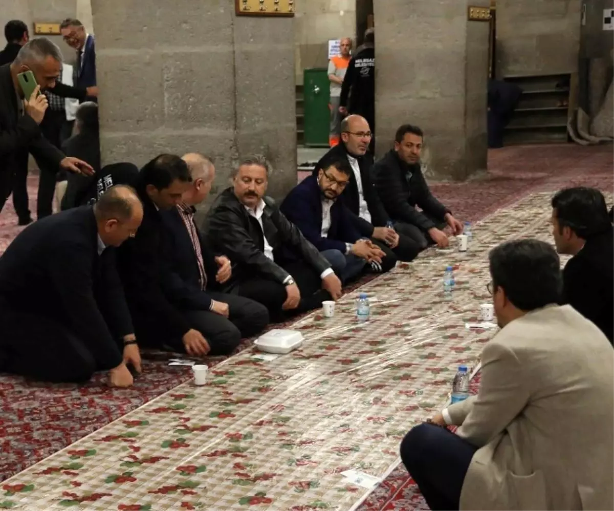 Hunat Camii\'nde vatandaşlar sahur sofrasında buluştu