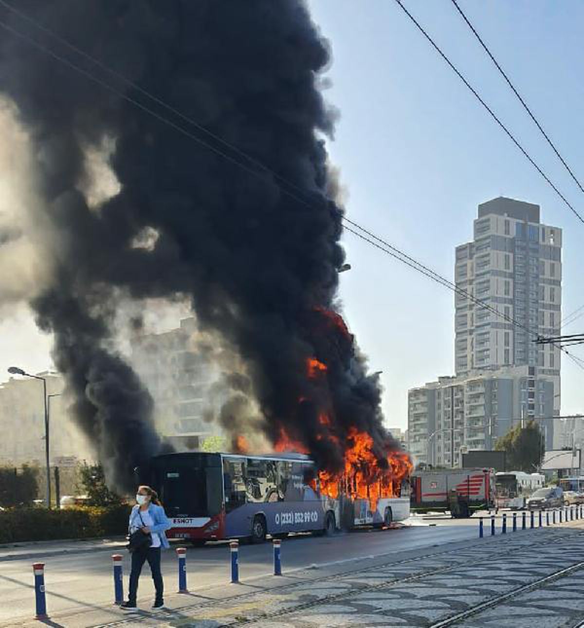İzmir\'de belediye otobüsü, alev alev yandı