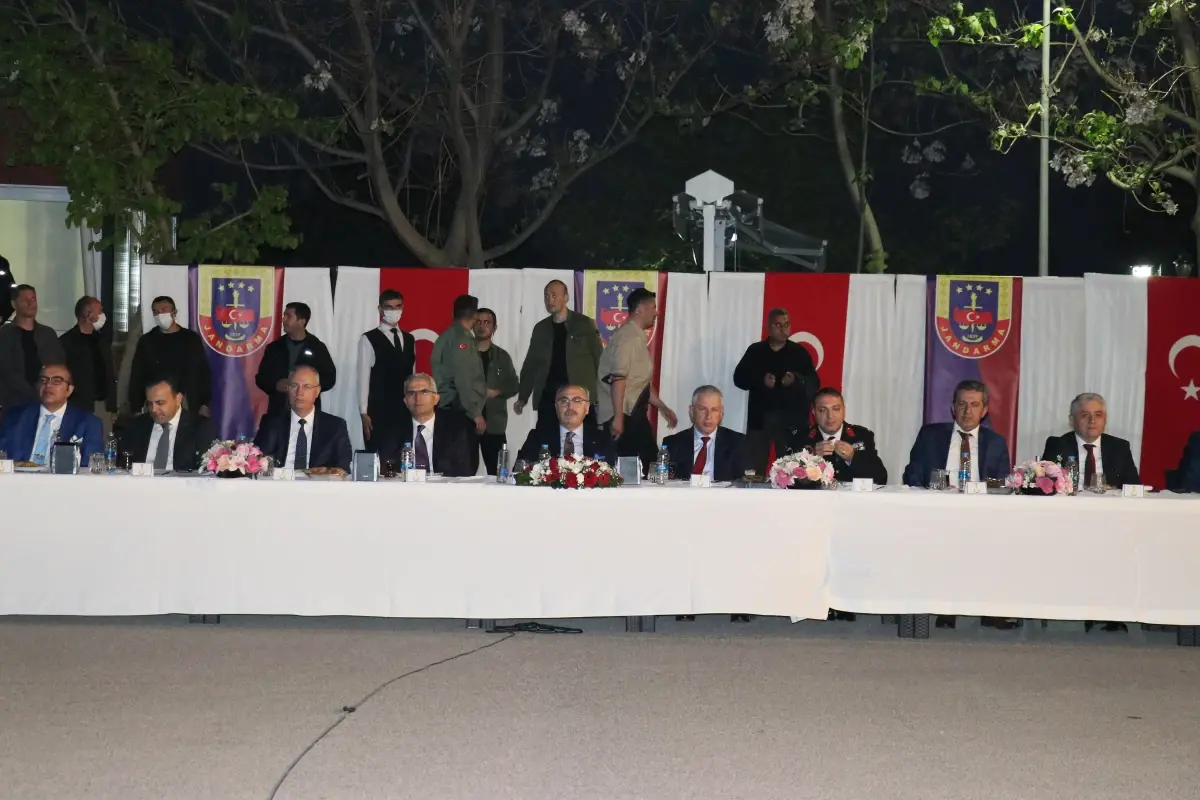 İzmir Valisi Köşger, Jandarma Komutanlığında Mehmetçikle iftar yaptı