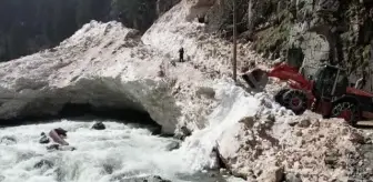 Kaçkar Dağları'ndaki yayla yollarında ekipler bayram öncesi kar mesaisinde