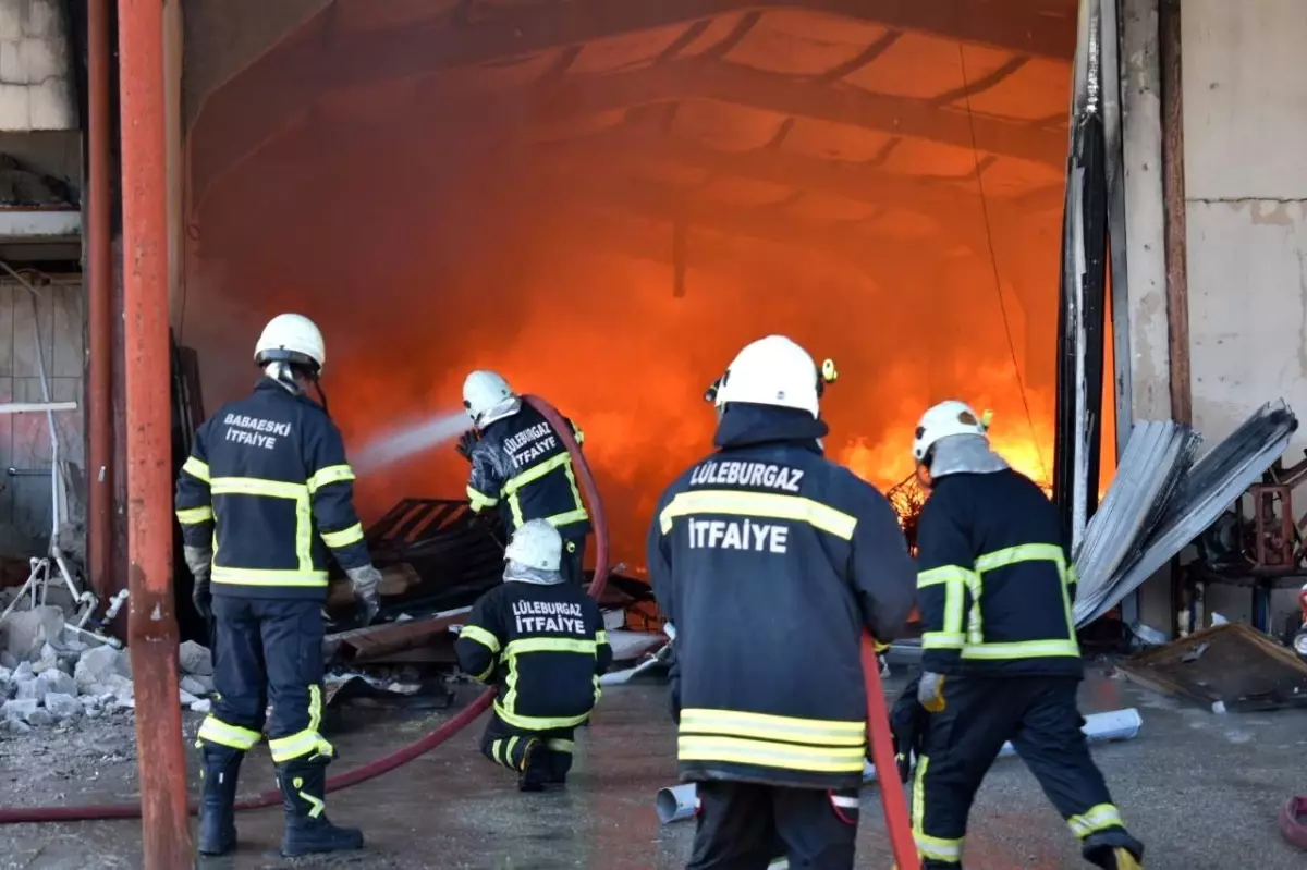 Son dakika: Kırklareli\'nde mobilya fabrikasındaki yangın diğer işyerlerine sıçradı