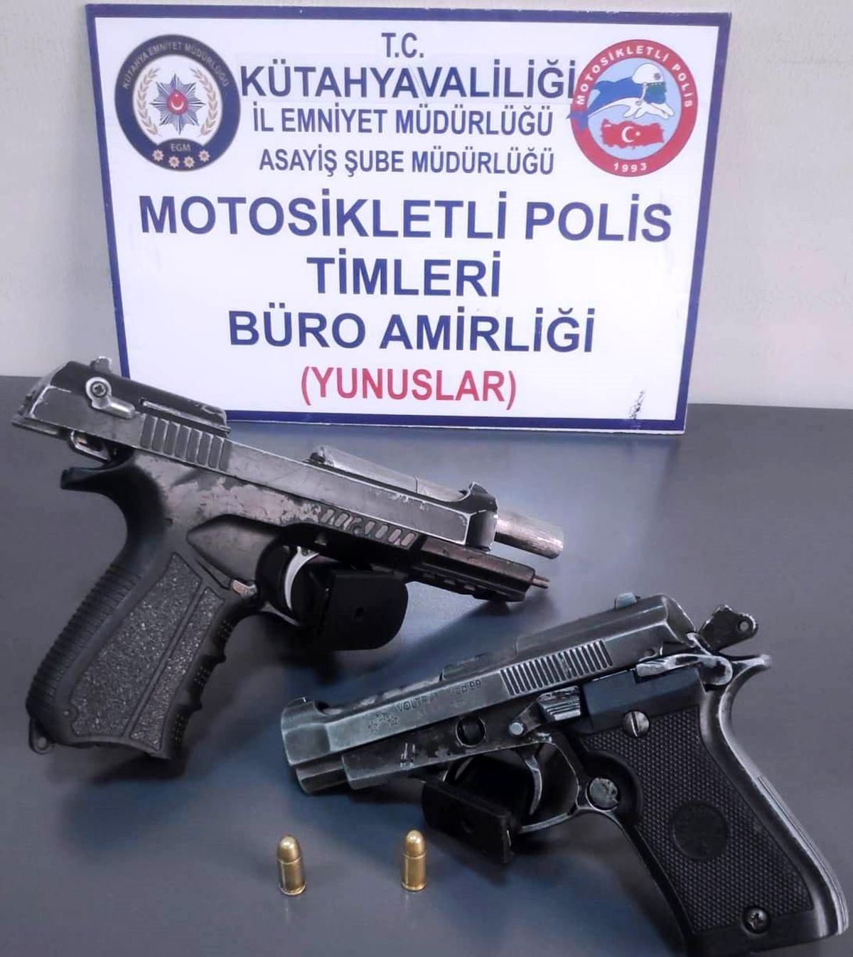 Kütahya\'da bir araçta 2 ruhsatsız tabanca ile 4 ayrı aranması olan şahıs ele geçirildi