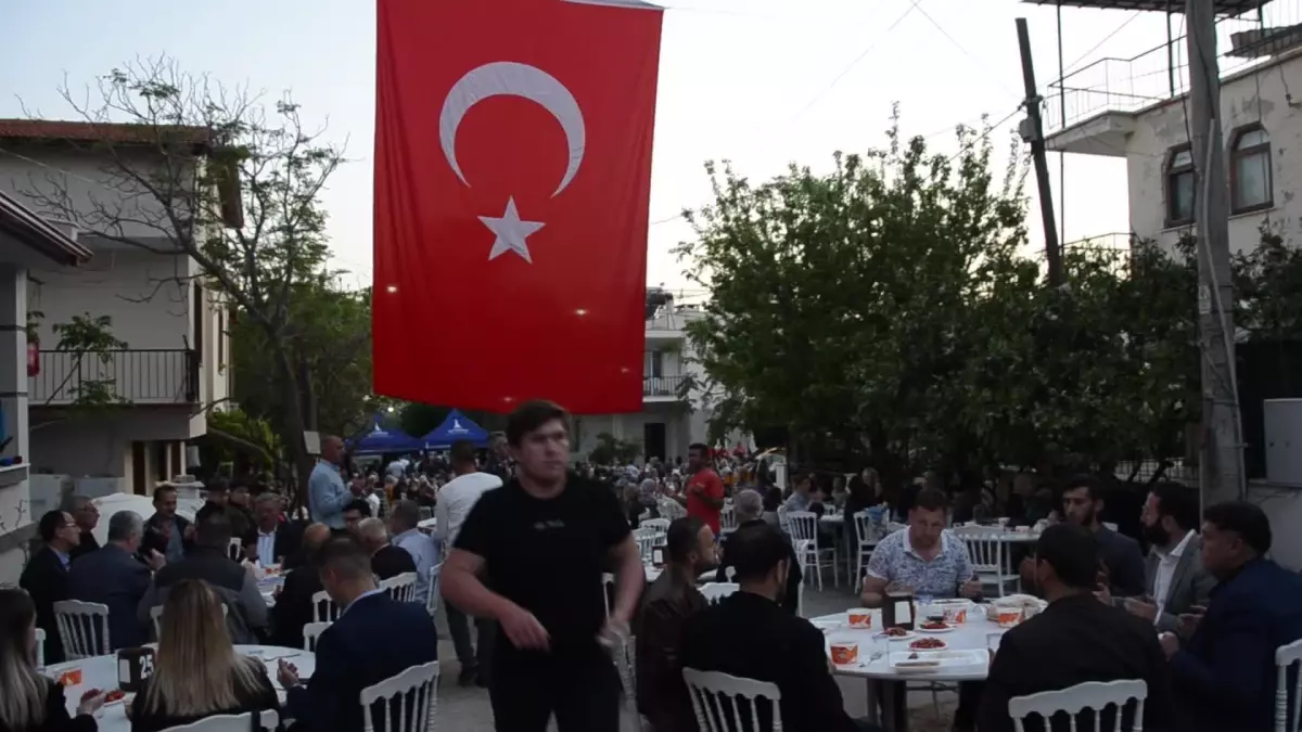 Menderes Belediye Başkanı Kayalar, Şehit Kıvık İçin Düzenlenen İftar Yemeğine Katıldı