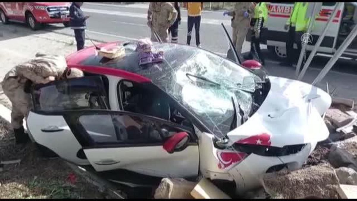 Menfeze çarpan otomobildeki 1 kişi öldü, 5 kişi yaralandı