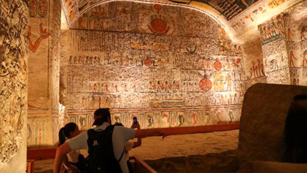 Mısır\'da Vı. Ramses\'in Mezarını Ziyaret Edenler