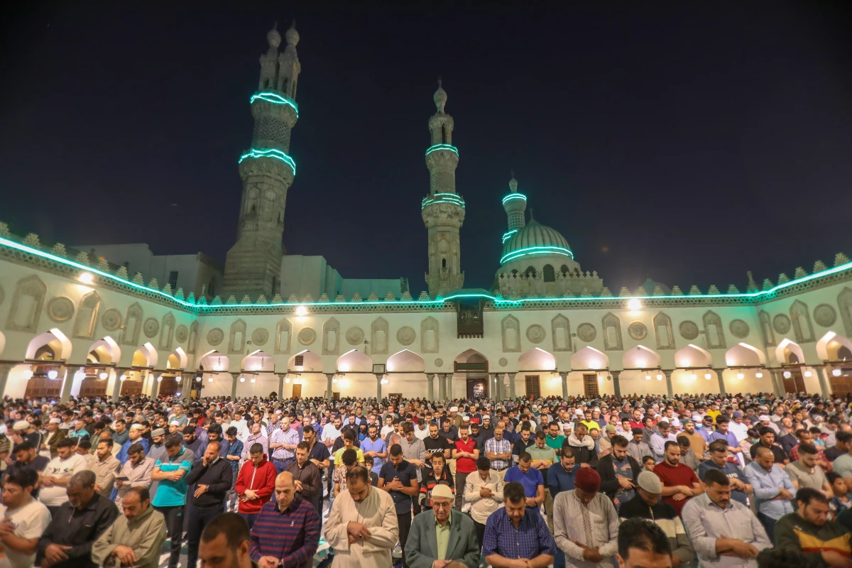Mısırlılar, El-Ezher Camisi\'nde Kadir Gecesi\'ni idrak etti