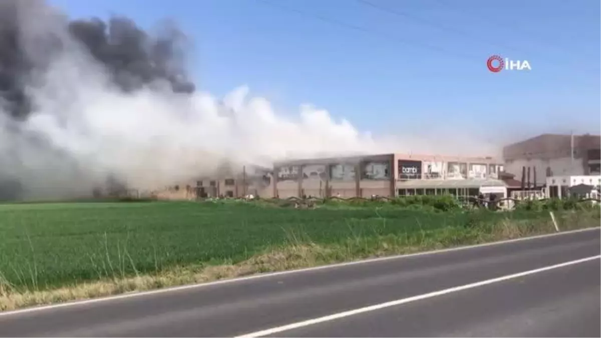 Son dakika... Mobilya fabrikasında yangın çıktı, dumanlar gökyüzünü kapladı