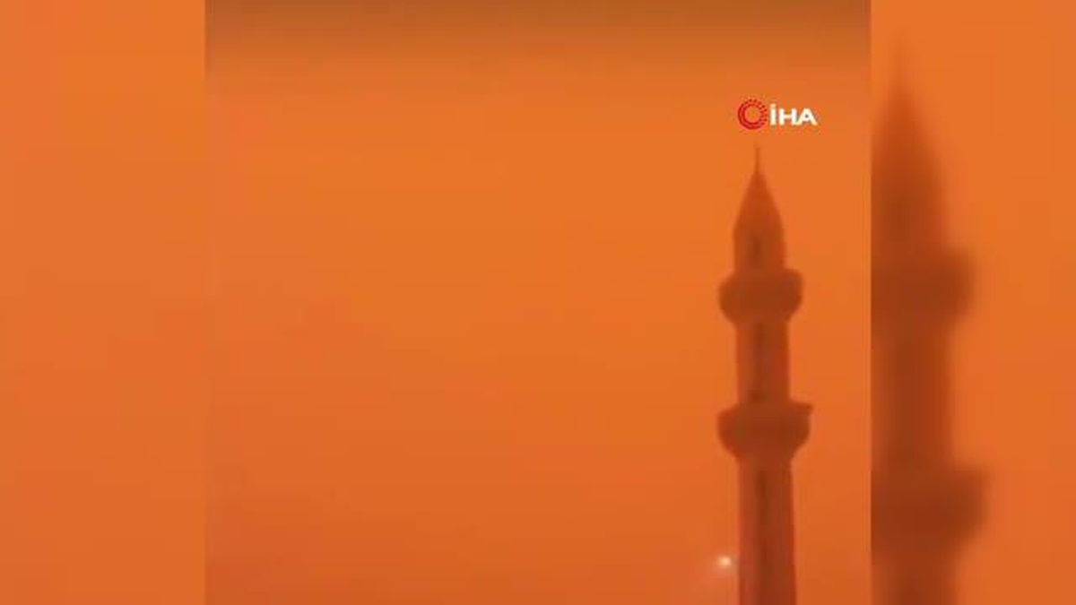 Suudi Arabistan\'daki kum fırtınası gökyüzünü turuncuya boyadı