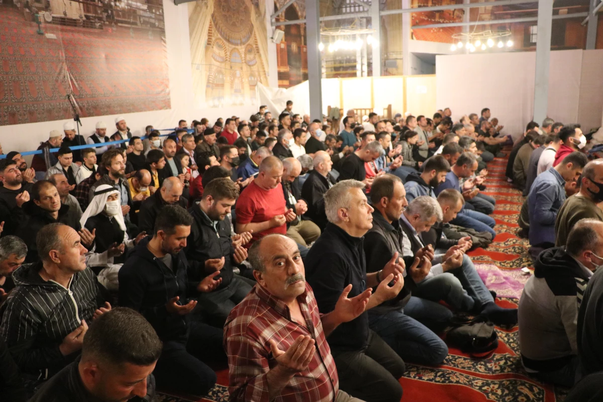 Trakya\'da Kadir Gecesi Selimiye başta olmak üzere camilerde dualarla idrak edildi