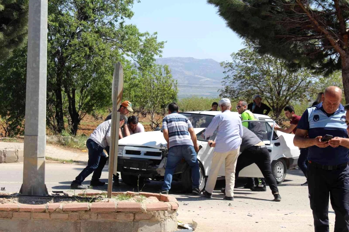 Son dakika! Üç aracın karıştığı zincirleme kazada 1 kişi yarandı