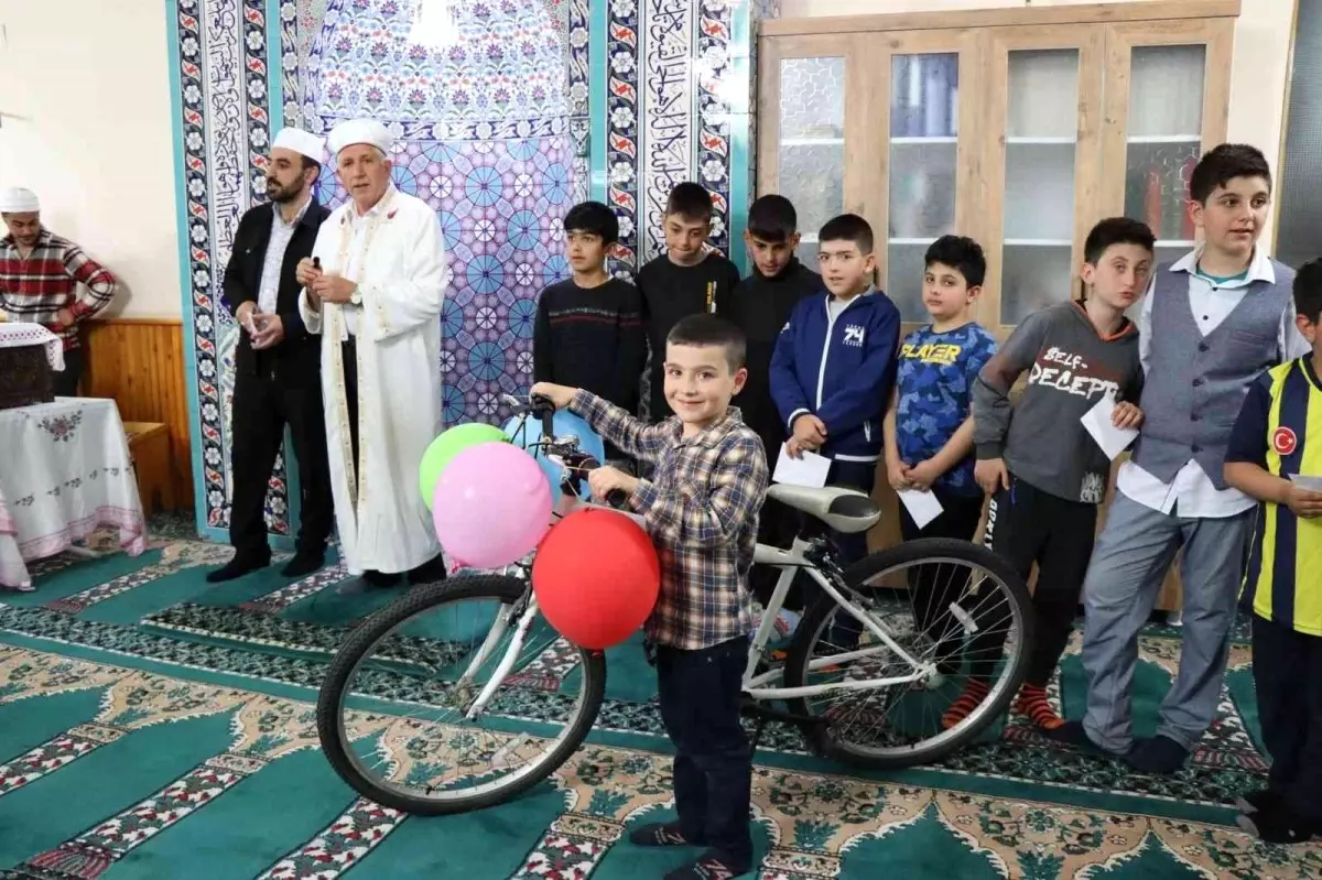 Üç ay camiye düzenli geldi bisiklet kazandı