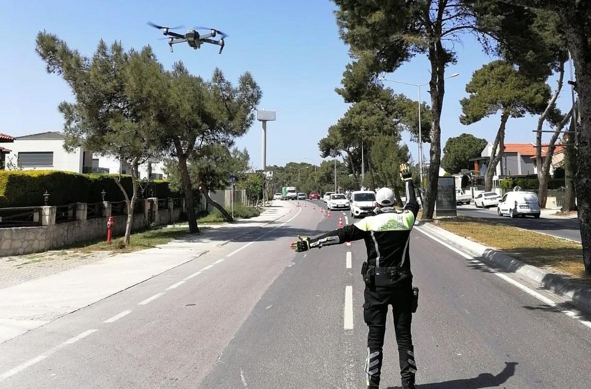 Ünlü tatil merkezi Çeşme\'de dron ile trafik denetimi