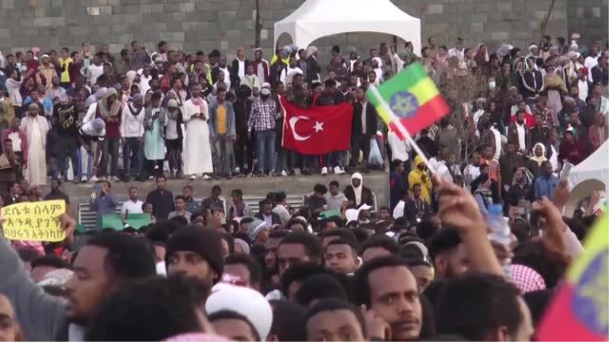 ADDİS ABABA - Etiyopya\'da binlerce kişinin katılımıyla iftar programı düzenlendi
