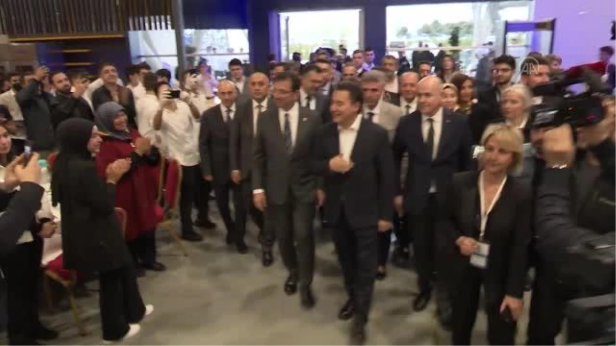 Ali Babacan, partisinin İstanbul İl Başkanlığının iftarına katıldı
