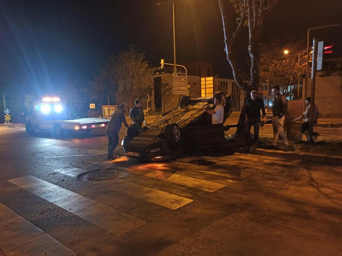 Ankara\'da iki otomobil çarpıştı: 3 yaralı