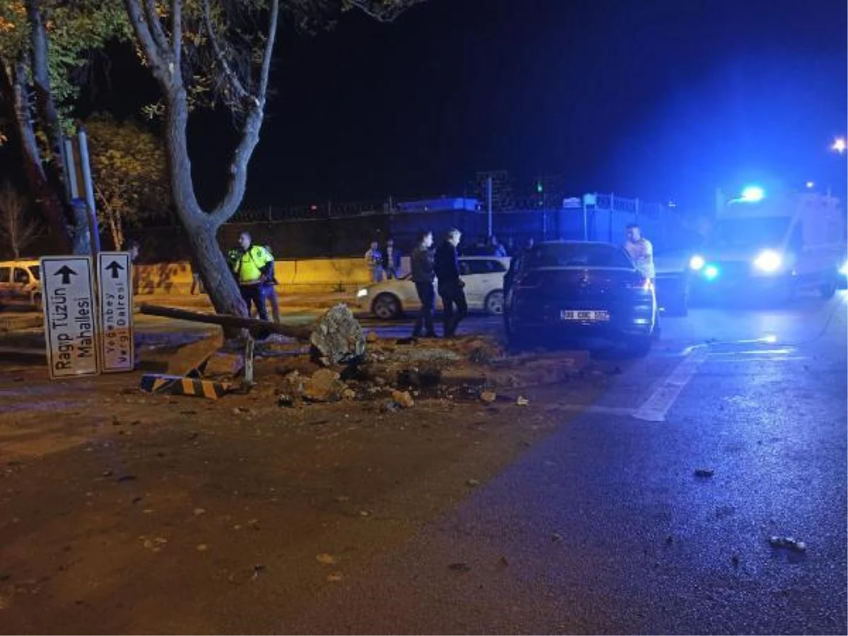 Ankara\'da iki otomobilin çarpıştığı kazada 3 kişi yaralandı