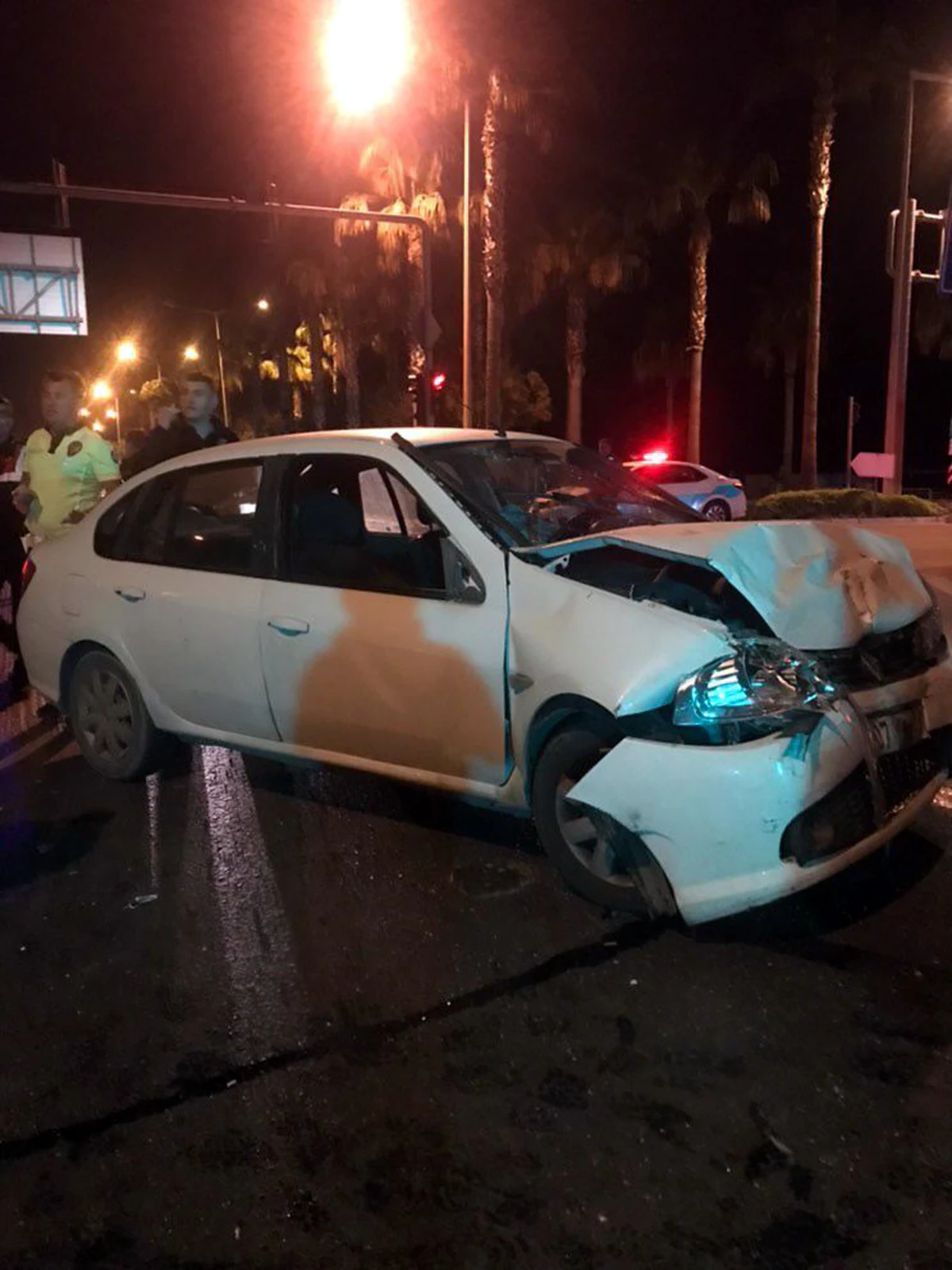 Antalya\'da taksi ile otomobilin çarpıştığı kazada İranlı kadın yolcu öldü