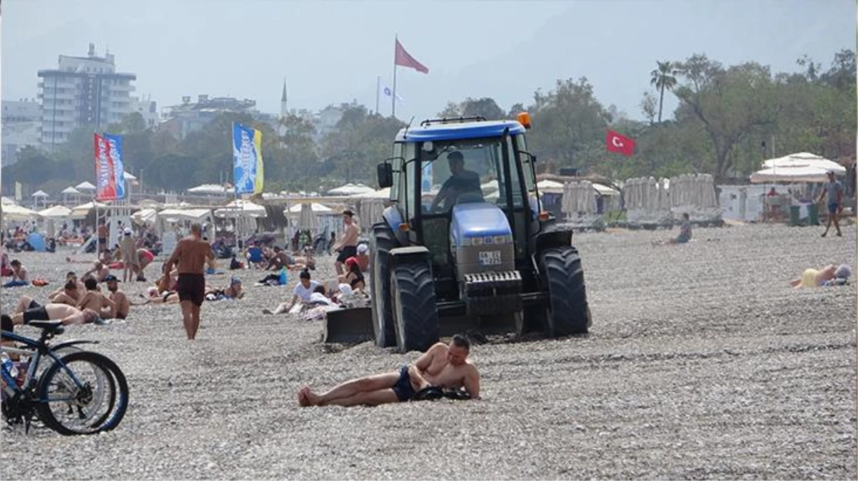Antalya\'nın Konyaaltı sahilinde traktörle düzenleme çalışması yapıldı