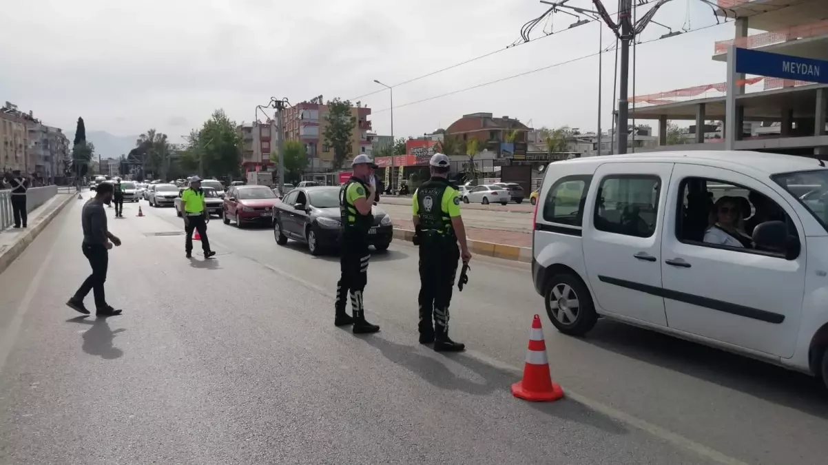 Antalya Valisi Ersin Yazıcı emniyet kemeri denetiminde