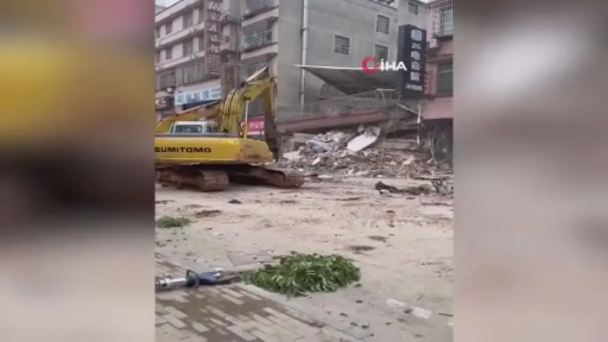 Çin\'in Hunan eyaletinde bina çöktü