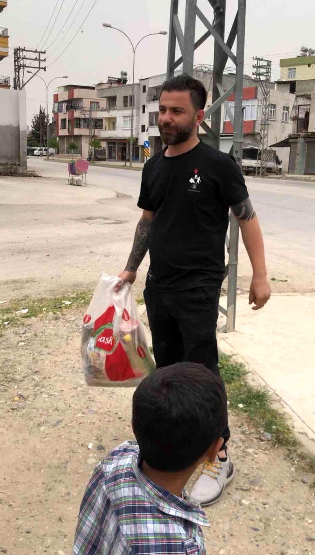 Çocukların Ogün ağabeyinden ihtiyaç sahibi 2 bin 500 aileye gıda kolisi