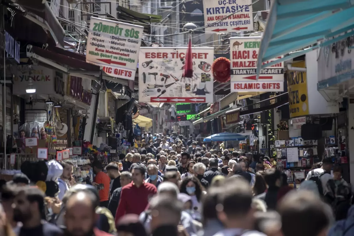 Eminönü\'nde bayram alışverişi hareketliliği başladı