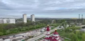 Harkiv'de binaların bodrumlarına sığınan Ukraynalılara gıda yardımı