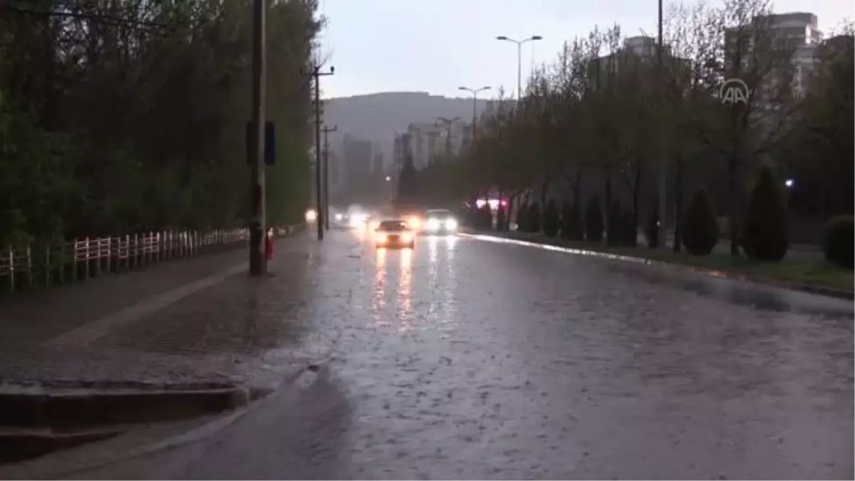 KASTAMONU - Etkili olan sağanak sürücülere zor anlar yaşattı