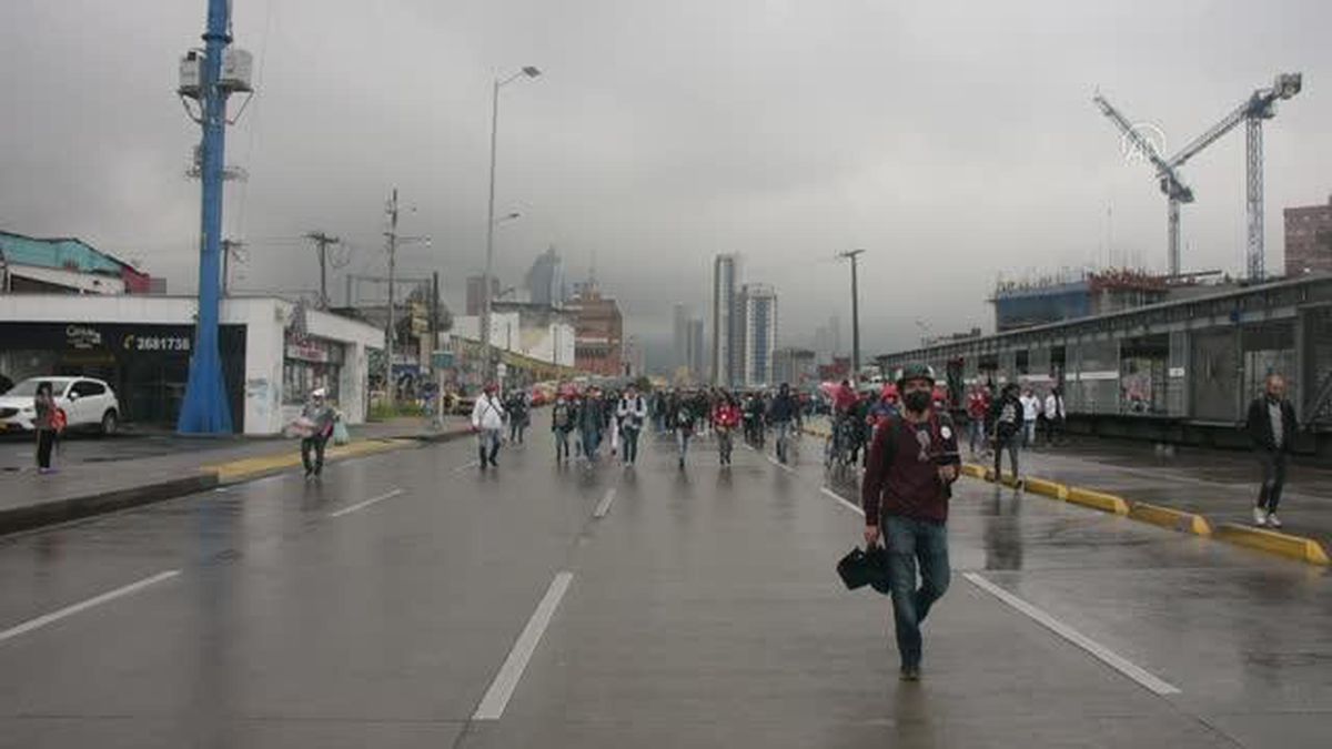 Kolombiya'da vergi reformuna karşı çıkan göstericiler güvenlik güçleriyle çatıştı