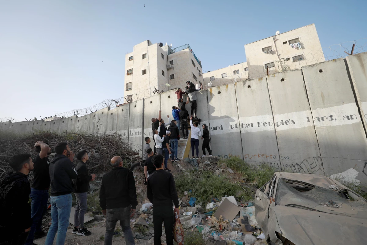 Kudüs\'e geçiş izni alamayan Filistinli gençler, Ayrım Duvarı\'nı aşarak Aksa\'ya ulaştı