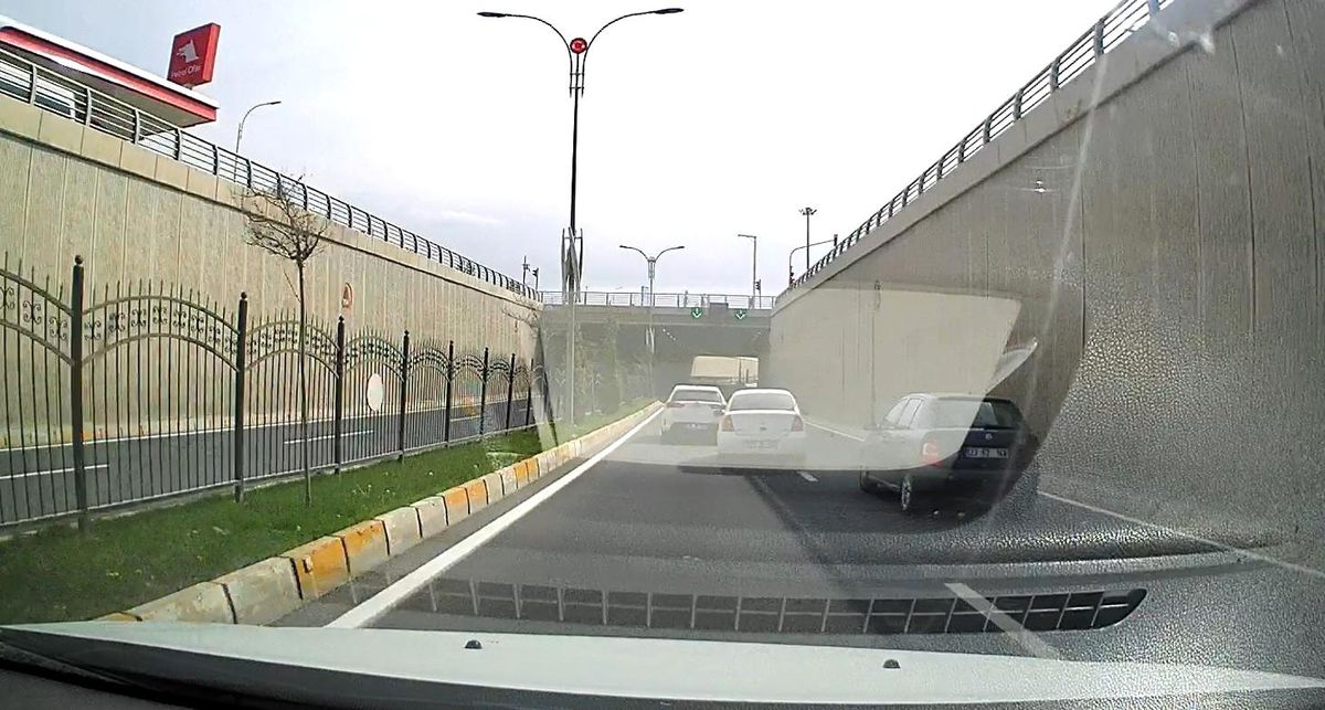 Makas atarak ilerledi, hem kendi hem de başkalarının canını tehlikeye attı