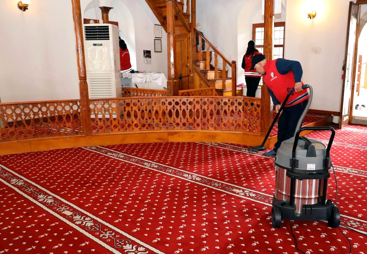 Menteşe\'de camilerde bayram temizliği yapılıyor