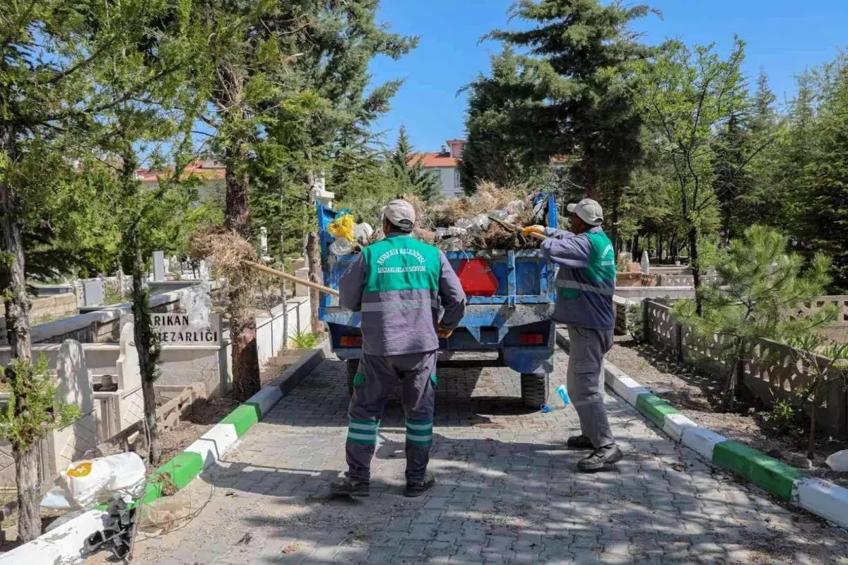 Mezarlıklarda bayram öncesi temizlik