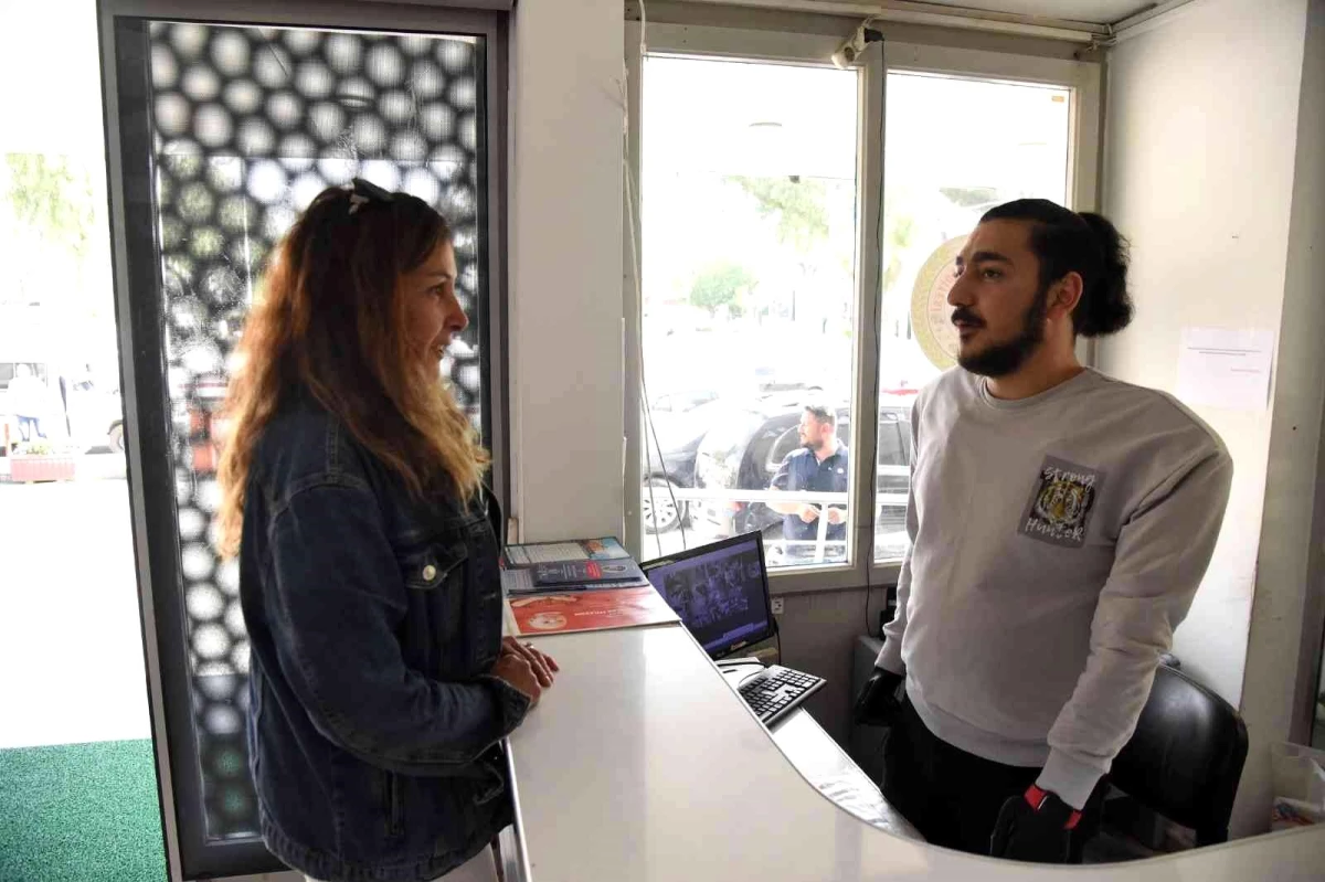 Samet önce kollarına şimdi işine kavuştu